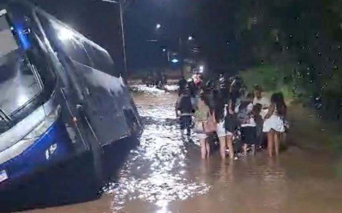 Ônibus saiu da pista e bateu em ribanceira no bairro Itaipava (Foto: Reprodução)