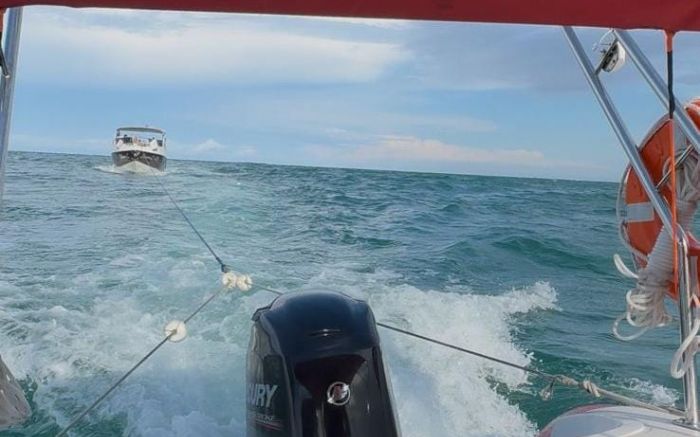 Barco foi rebocado pelo corpo de bombeiros (Foto: Reprodução)