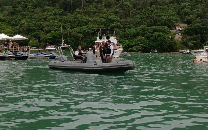 Forças de segurança intensificam fiscalizações na orla de Porto Belo durante o verão