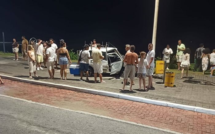 Uno quatro portas primeiramente subiu na faixa dos ciclistas e em seguida, avançou sobre a calçada