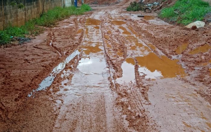 Com chuvas diárias de verão, rua virou um atoleiro (Foto: Leitor)