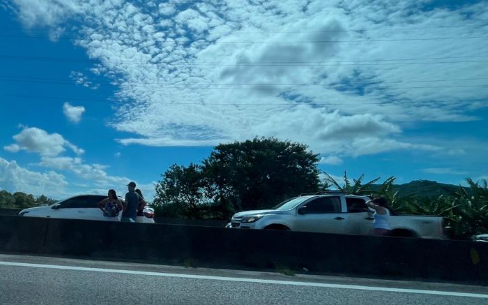 Batida entre quatro carros complica o trânsito na BR 101, em frente ao posto Mime (Foto: Ana Zigart)