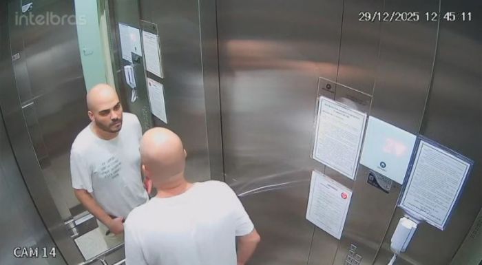  Câmeras mostram chegada e saída de Rodrigo com faca suja de sangue nas mãos (Foto: Reprodução)