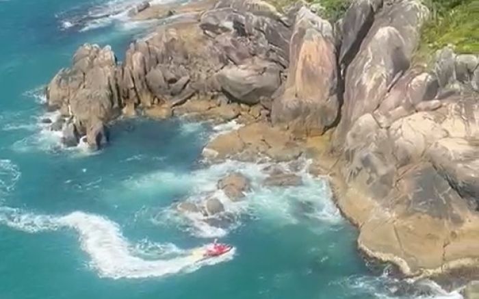 Equipes dos bombeiros fazem buscas entre o Caixa D’Aço e Estaleirinho onde um ocupante da moto aquática foi resgatado (Foto: Reprodução)