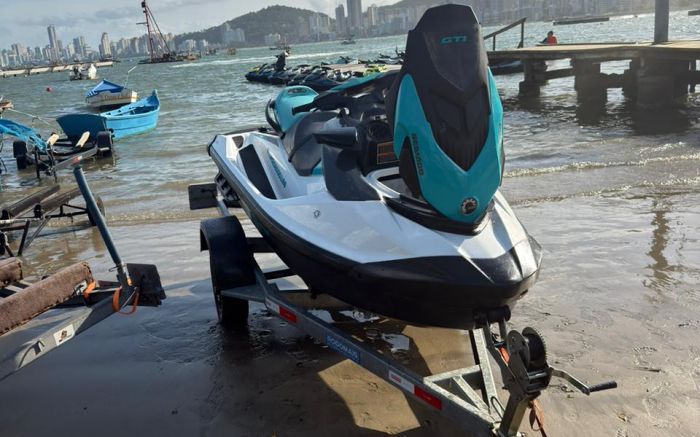 Jet ski foi apreendido pela PM (Foto: Divulgação/PMSC)