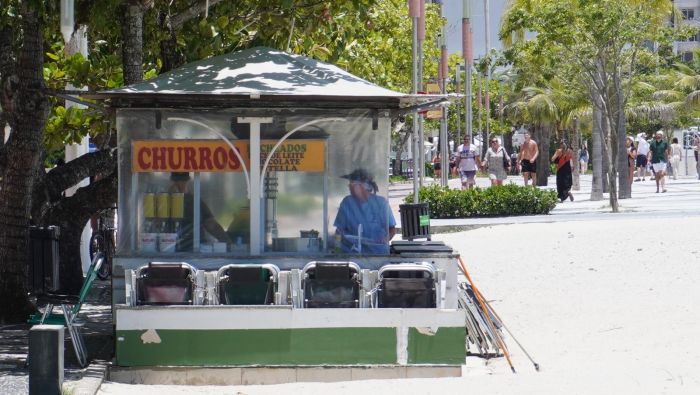 Fiscais já fizeram mais de 1300 orientações sobre regras nas praias (Foto: João Batista)