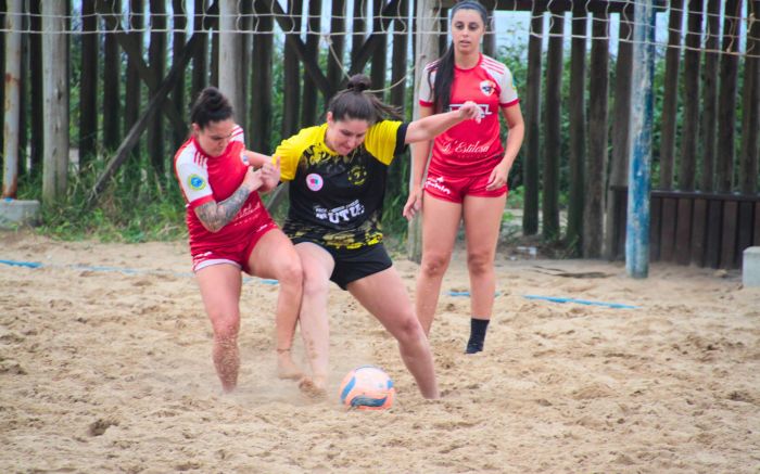 Categoria feminina abre a competição na arena da praça Central (Foto: Marcos Porto)