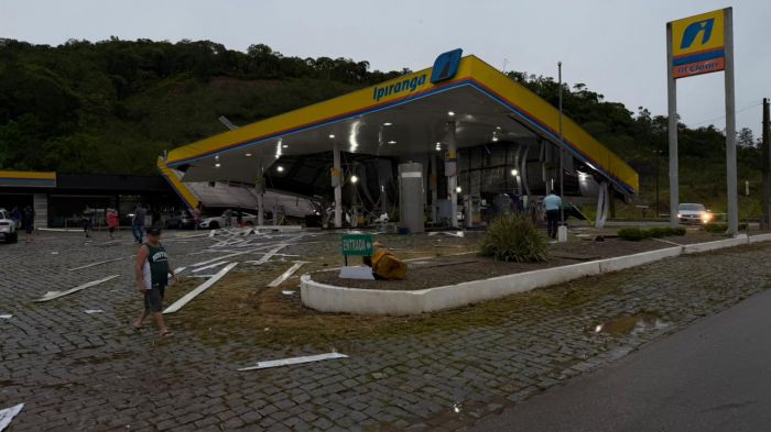 Posto de combustível teve estrutura derrubada (Foto: Da redação)