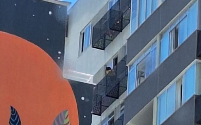 Ele jogou objetos pela janela de prédio atrás do Atlântico Shopping, no centro de BC (Foto: Leitor)