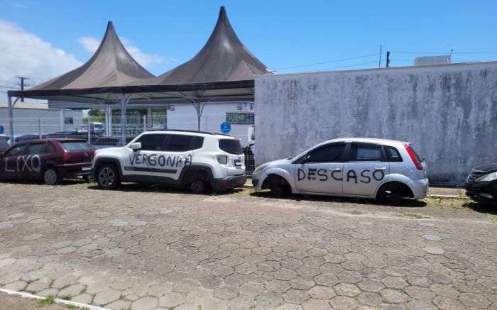 Veículos abandonados na rua Júlio Wippel, no bairro Barra do Rio (Foto: Leitor)