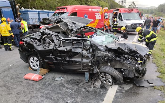 Acidente deixou uma família ferida e a caroneira presa nas ferragens (Foto: Divulgação CBMI)