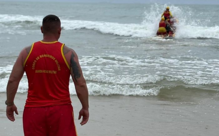 Ela precisou ser levada de moto aquática até a praia de Cabeçudas pra receber atendimento (Foto: Divulgação/CBMSC)