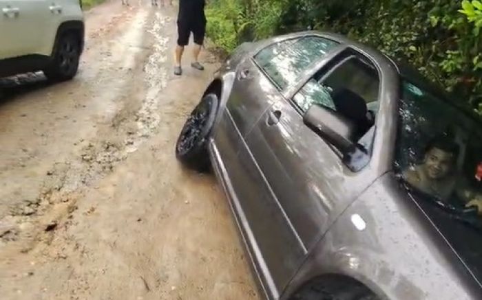 Carro de turistas caiu em grota na estrada de acesso ao parque do Atalaia (Foto: Reprodução)