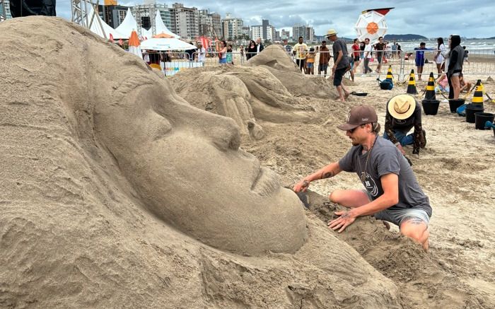 Além de assistir, quem estiver pela praia também pode colocar a mão na areia (Foto: Divulgação)