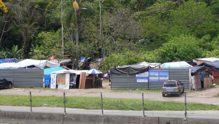Pra cumprir decisão, prefeitura preparou área ao lado da Casa de Passagem (Foto: João Batista)