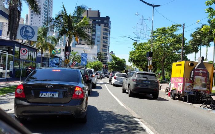 Motoristas estão tendo que ter paciência na avenida Beira Rio (Foto: Fran Marcon)