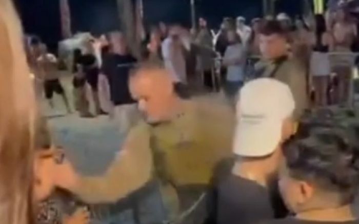 Agressão foi na praia da Saudade, em São Francisco do Sul (Fotos Reprodução)