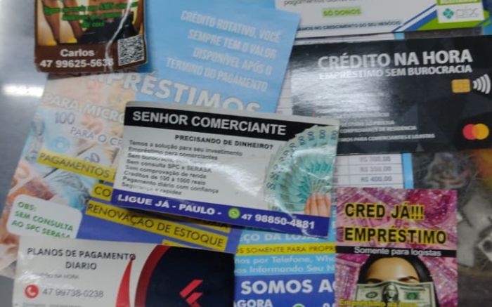 Cartões de oferta de empréstimos entregues em via pública chamaram a atenção de moradores do bairro Fazenda (Foto: Leitor)
