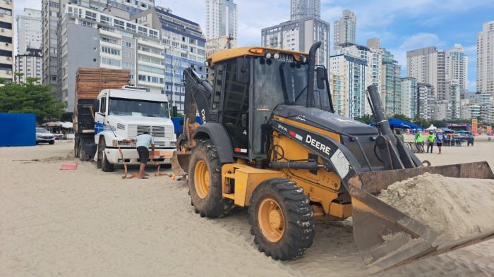 Caso foi na esquina com a avenida Central, durante a madrugada (Foto: BC Trânsito)