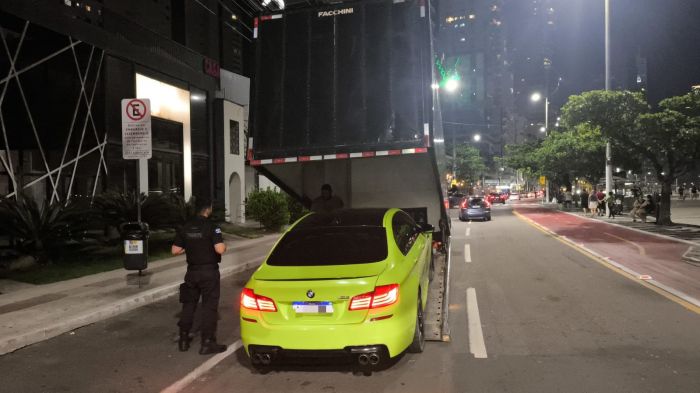 Abordagem foi em frente ao Taj e carro tinha mais de R$ 15 mil em débitos (Foto: BC Trânsito)