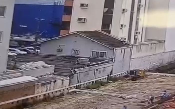 Tapume voou de obra vizinha e acertou trabalhador da FG