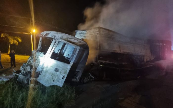 Bombeiros atuaram por horas no combate às chamas (Foto: CBMSC)