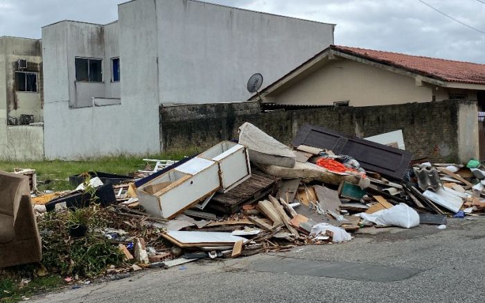 Terrenos no bairro Cidade Nova estão com amontoados de lixo descartado irregularmente (Foto: Leitor)