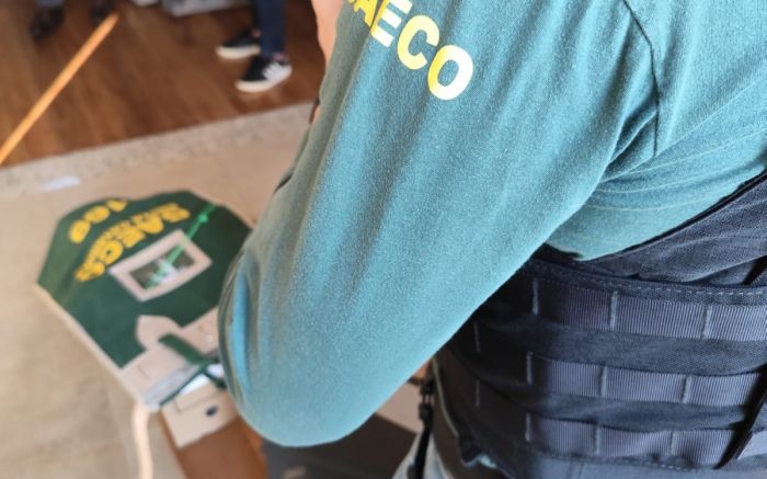 Carros de luxo e celulares foram apreendidos (Foto: Divulgação)