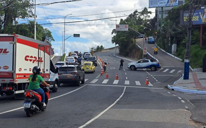 Incêndio bloqueou a avenida na tarde desta quarta-feira (Foto: Divulgação/GMBC)