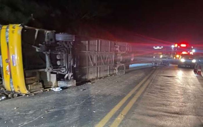 Veículo seguia para Santa Catarina quando perdeu o controle e tombou na rodovia (Foto: Divulgação/ Corpo de Bombeiros de Minas Gerais)