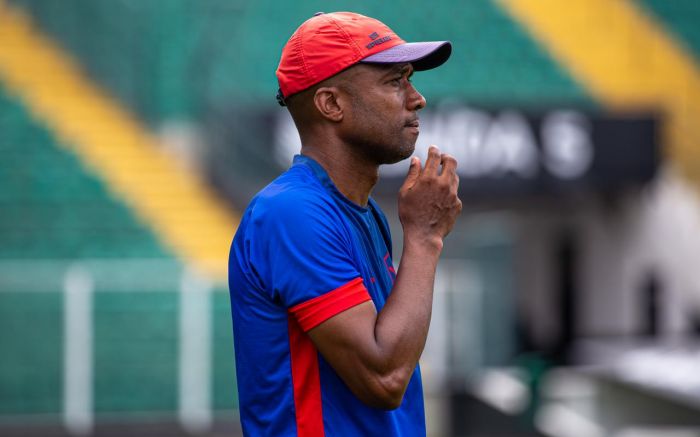 Em seu primeiro ano como técnico efetivo, Rogélio teve uma vitória e quatro derrotas (Foto: Vica Bueno)