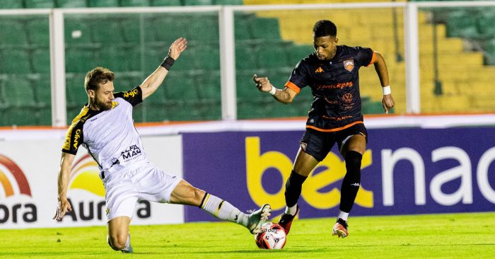 Cambura perdeu por 2 a 1 nesta quinta e ainda pode ser líder do grupo A (Foto: Wellington Peixe)