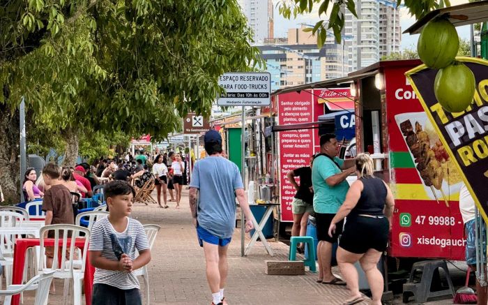 Os comerciantes também questionam o impacto da decisão para a população e para o turismo. (Foto: Gabrielle Rudolf)