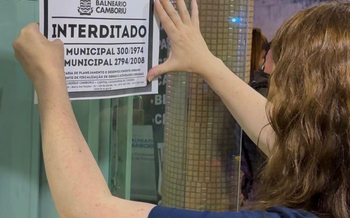 Locais vistoriados são conhecidos por tráfico de drogas, venda de bebidas pra menores, perturbação do sossego e falta de alvará, informou a operação (Foto: Divulgação/PMBC)