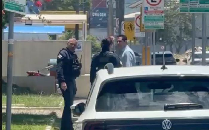 Comerciantes protestaram em frente à prefeitura (Foto: Leitor)