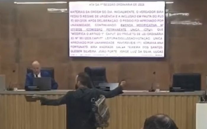 Policiais revistaram a mochila do jovem e desta vez, não acharam armas brancas (Foto: Divulgação)