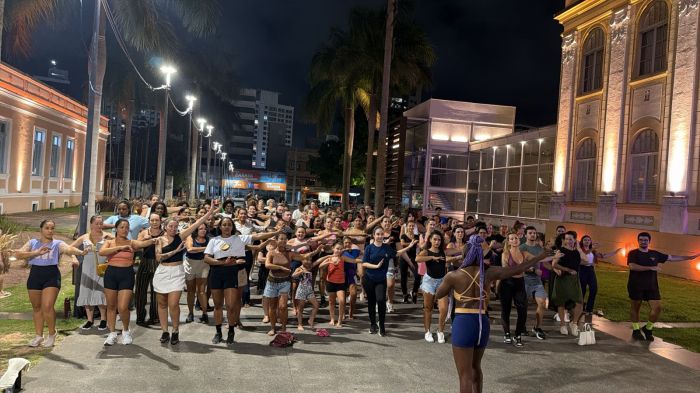 Aula de samba atraiu dezenas de interessados em aprender a sambar (Foto: Divulgação)