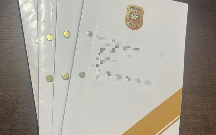 Mulher investigada organizava os documentos e fazia o processo na Prefeitura de Navegantes (Foto: Divulgação PCSC)