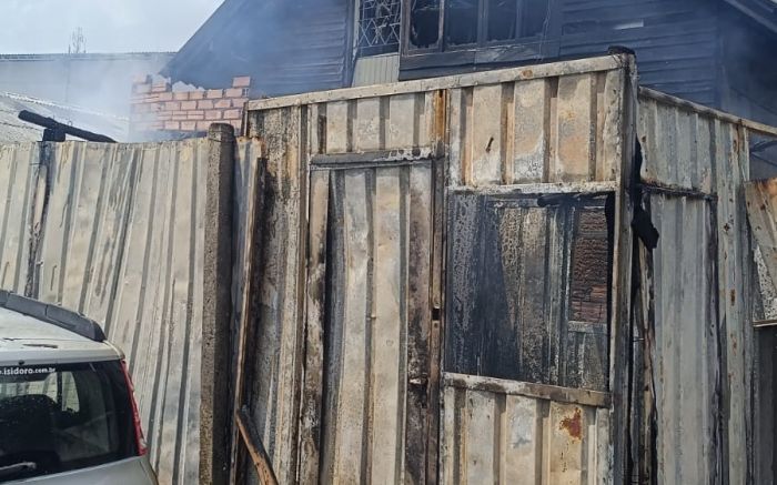 Bombeiros voluntários de Ilhota atuaram no combate ao incêndio no centro da cidade; menino e cachorro foram salvos do local (Foto: CBVI)