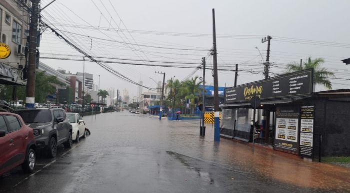 Ruas de BC ficaram interditadas após a chuva da tarde (Divulgação e Reprodução)