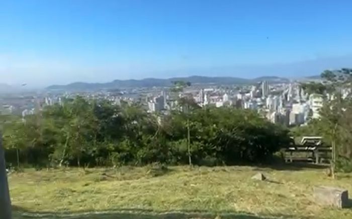 Derrubada rolou na encosta do antigo mirante (Foto: Reprodução)