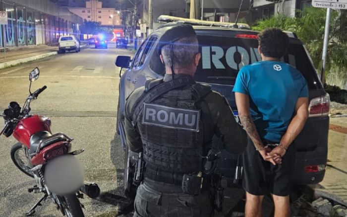 Um homem de 25 anos foi preso após a Guarda Municipal recuperar uma moto furtada em Balneário Camboriú (Foto: Divulgação GMBC)