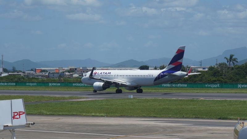 Boeing 767-300 BCF, da Latam Cargo, pousou em Navegantes em novembro (foto: João Batista)
