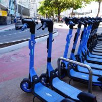 Dona dos patinetes azuis se regulariza pra operar em BC