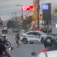 Comboio da PM chama atenção após operação contra o tráfico de drogas