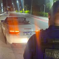 Audi conversível é apreendido com licenciamento atrasado