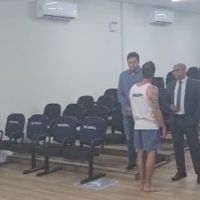 Jovem em surto invade Câmara pela terceira vez e agride assessor