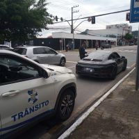 Superesportivo milionário é parado por barulho e documento atrasado