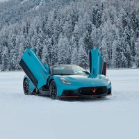 Maserati apresenta MCPura Cielo em cenário de neve na Suíça