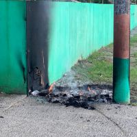 Incêndio destrói lixeira e detona quadro de energia em escola de Camboriú